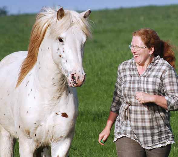 Theby mit Pferd auf Wiese